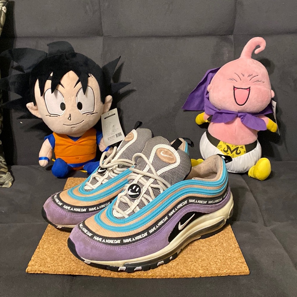 A VERY UNIQUE PAIR OF NIKE AIR MAXS THESE WERE RELEASED IN SPRING 2019